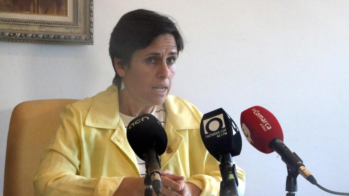 L'alcaldessa de la Vall d'en Bas, Magda Roca, durant la roda de premsa.