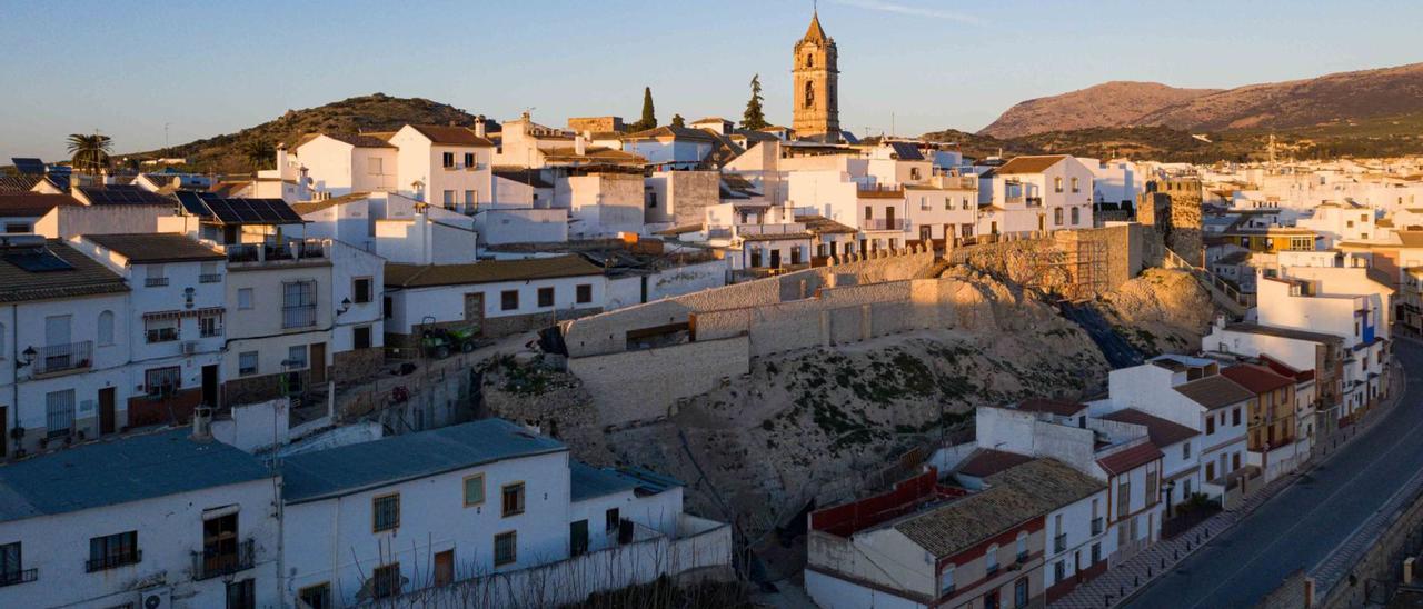 Imagen aérea de la ladera sur y del recinto amurallado del histórico barrio de la Villa de Cabra.