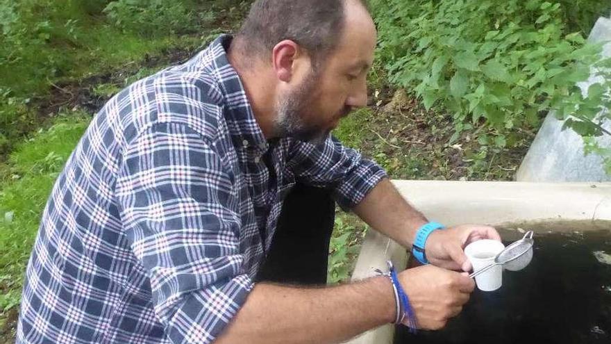 Jorge Chachero, en el bebedero para ganado donde encontró las larvas.