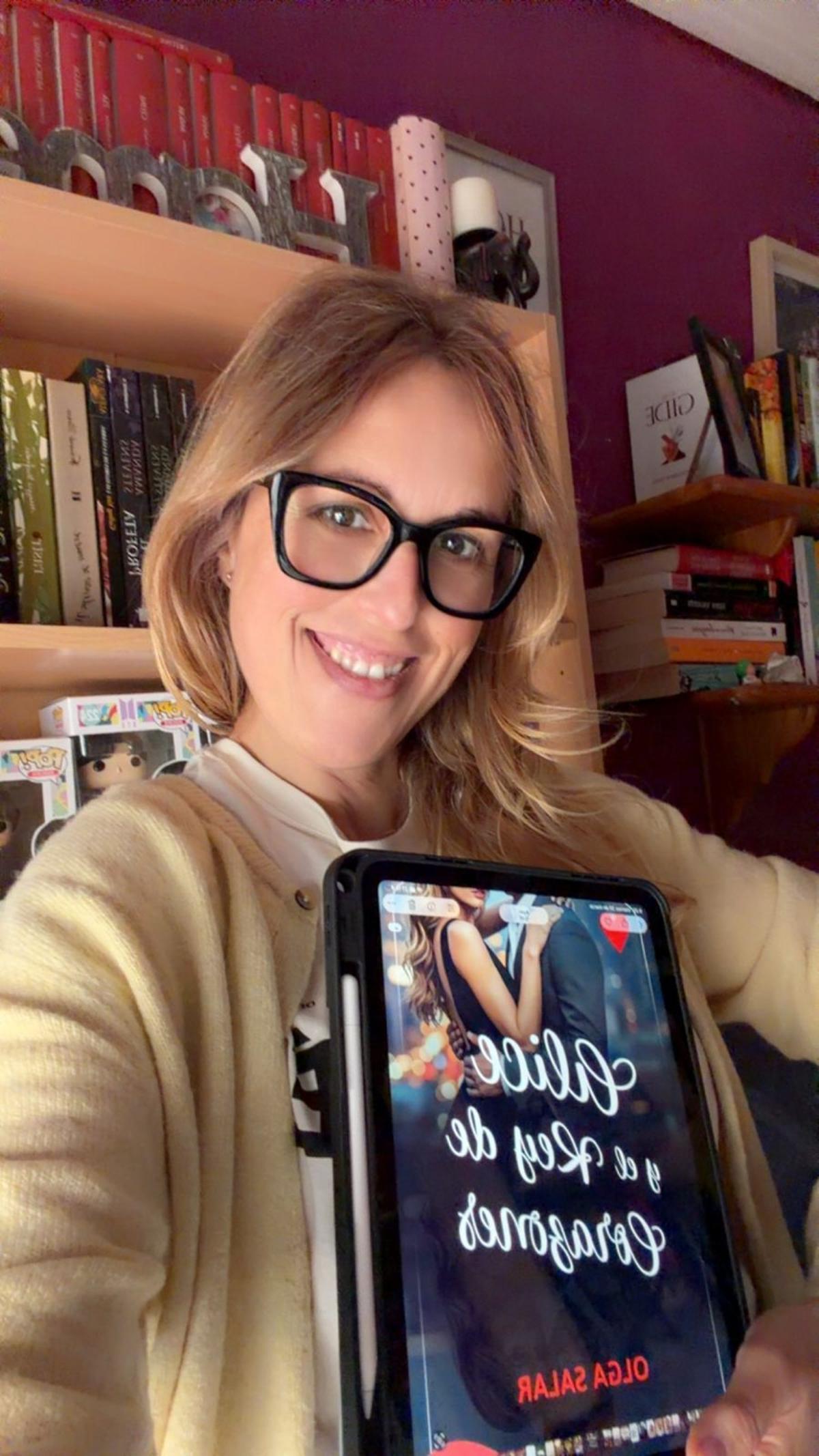 Olga Salar, con uno de sus libros.