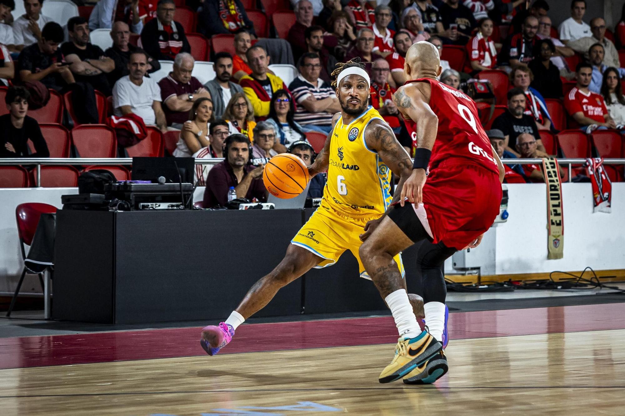 Andrew Albicy intenta asistir a un compañero ante la defensa de Grandall.