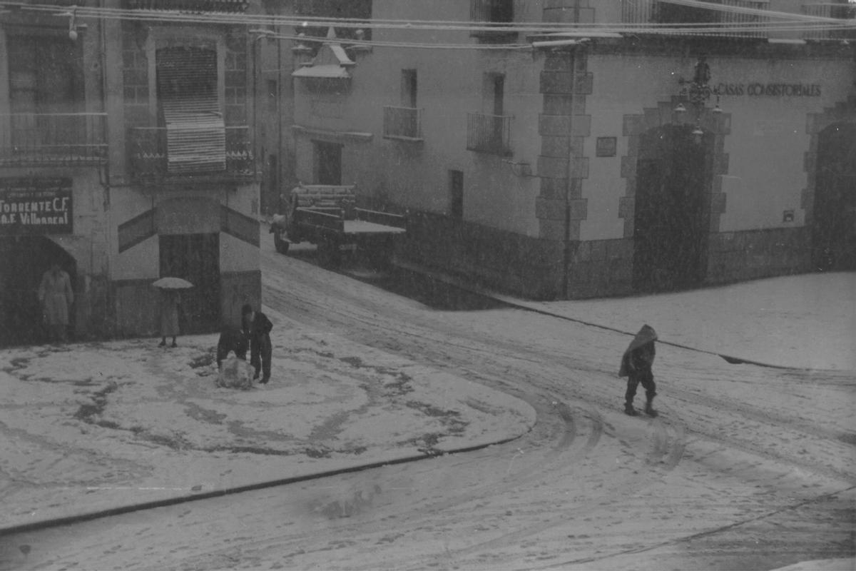 Plaza de La Vila de Vila-real en 1946 cubierta de nieve. Hace 76 años desde que se tomó esta estampa.