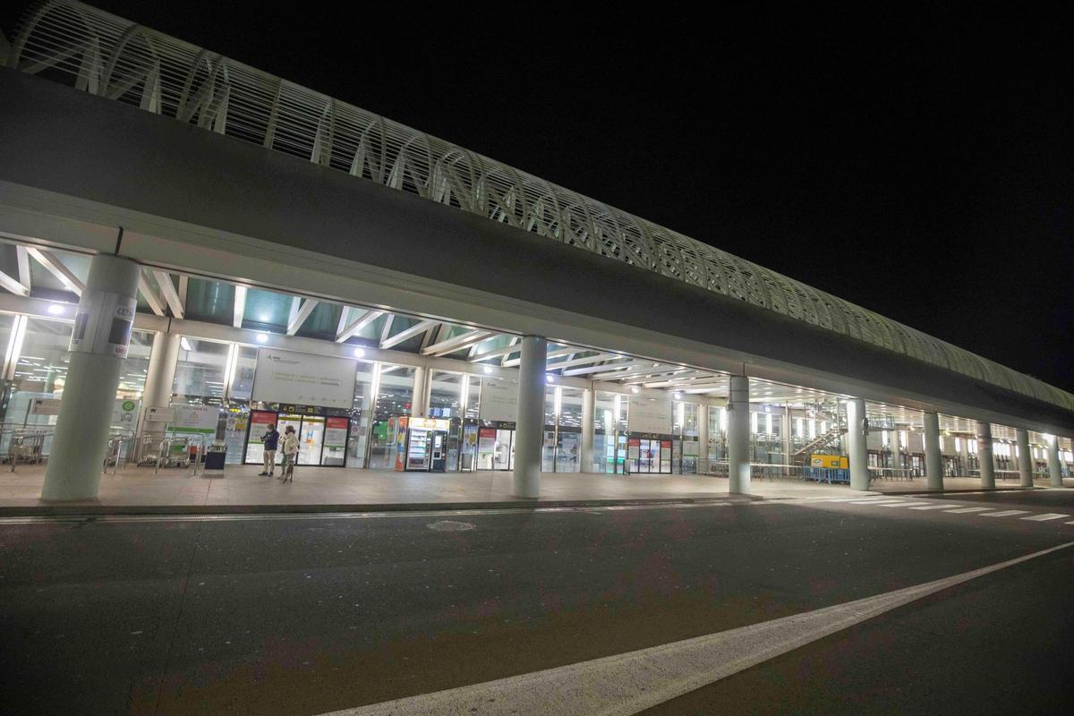 Cierra el aeropuerto de Palma por la presencia de pasajeros en las pistas.