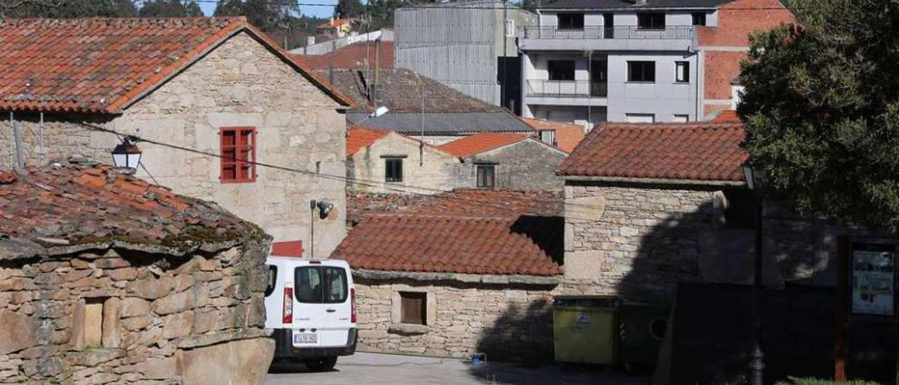 Vistas del casco urbano de Agolada que incluye construciones como los pendellos. // Bernabé/Gutier