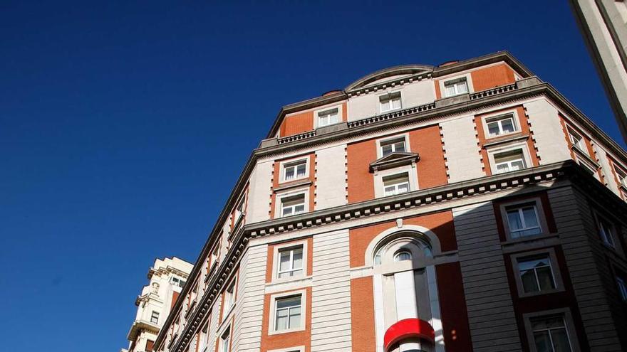 Entrada a la sede del Casino, en Gijón.