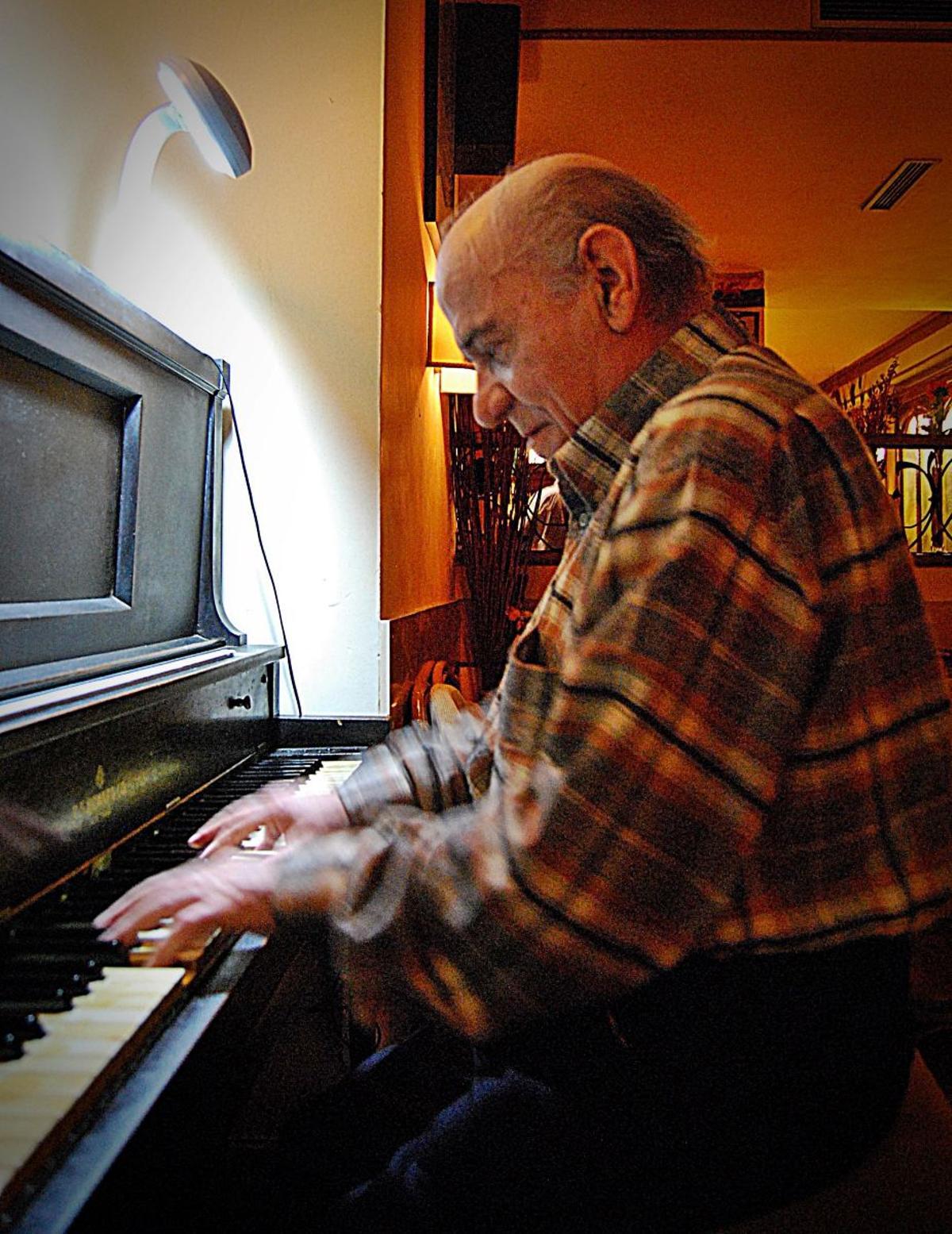 Domingo Belled disfruta del centenario piano Howard que brilla con luz propia en el Ragtime