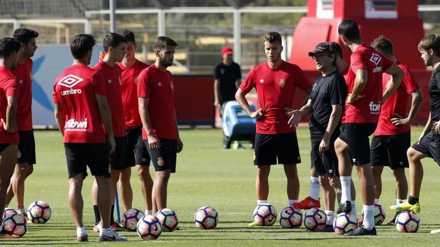 Fernando Vázquez charla con algunos de sus futbolistas en un entrenamiento reciente en Son Bibiloni.