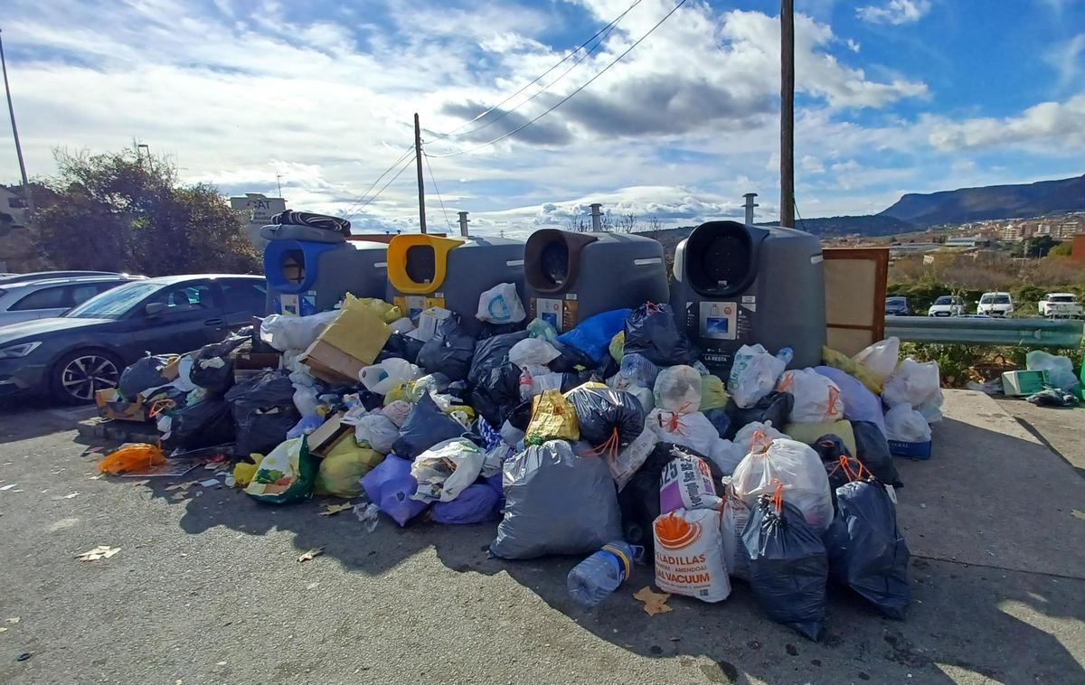 Illeta d'emergència de la plaça Gernika de Berga amb contenidors tancats i nombroses bosses a l'exterior, aquest dilluns