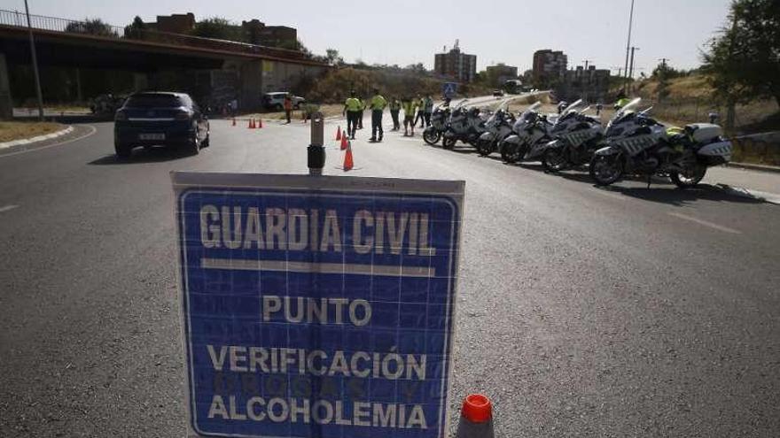 Agentes en un control de alcoholemia.