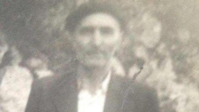 Arriba, González con un grupo de visitantes. Abajo, en una imagen de los años setenta, con una excursión en el interior de la cueva.| reproducción de s. a.