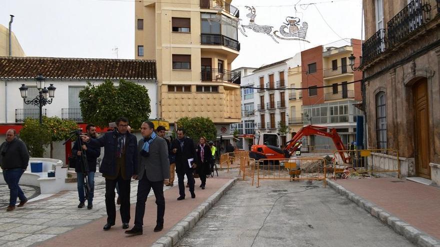 Visita de Bendodo y Fernández a las obras de la calle La Feria.