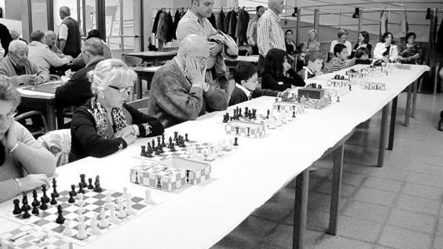 Vista general del Centro de Personas Mayores de Mieres durante una de las sesiones del curso de iniciación. / v. llaneza