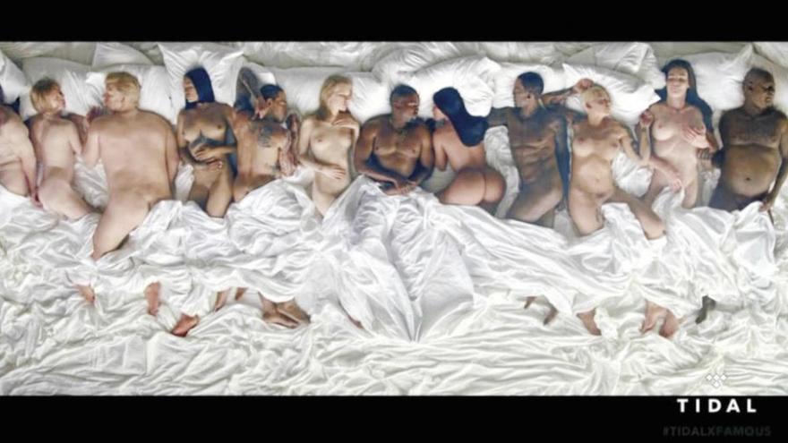 La imagen de la falsa orgía del nuevo videoclip del rapero Kanye West. El falso Trump es el tercero por la izquierda.