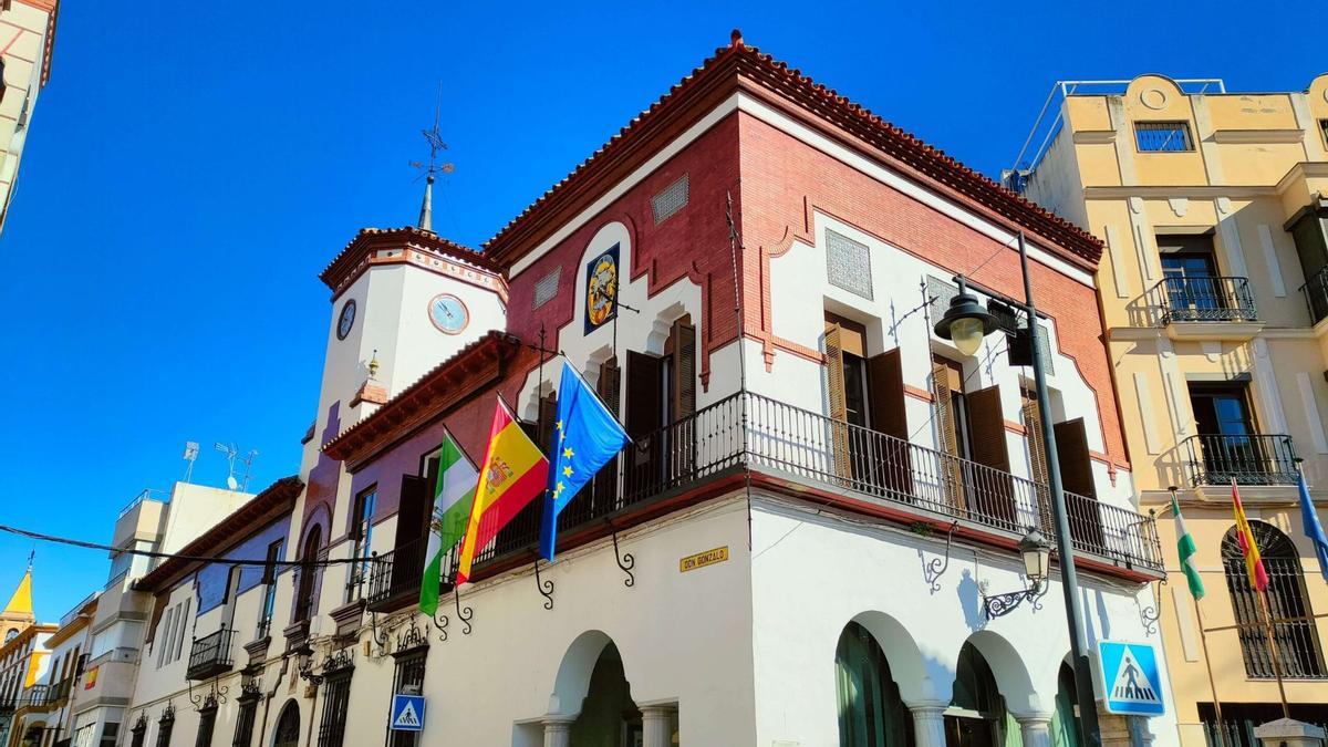 Fachada principal del ayuntamiento de Puente Genil.