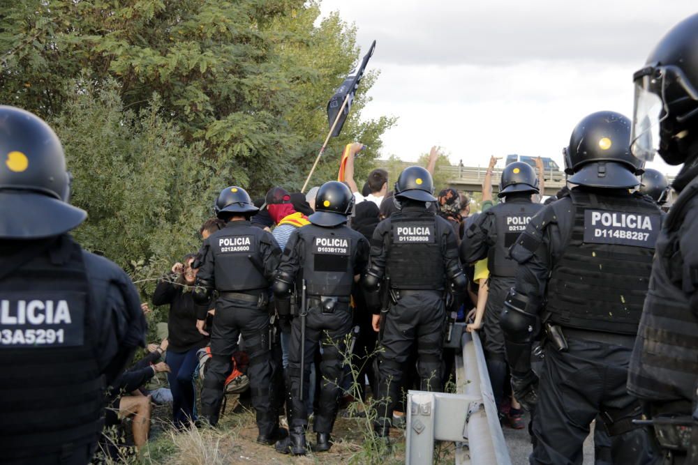 Desallotgen els manifestants que tallaven l'AP-7 a