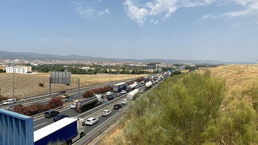 Una colisión entre dos camiones provoca retenciones en la A-4 en Córdoba