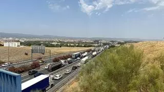 Una colisión entre dos camiones provoca retenciones en la A-4 en Córdoba