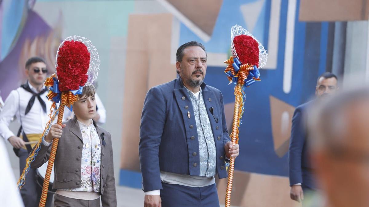 Los presidentes de Doctor Ferran en la ofrenda con el lazo negro.