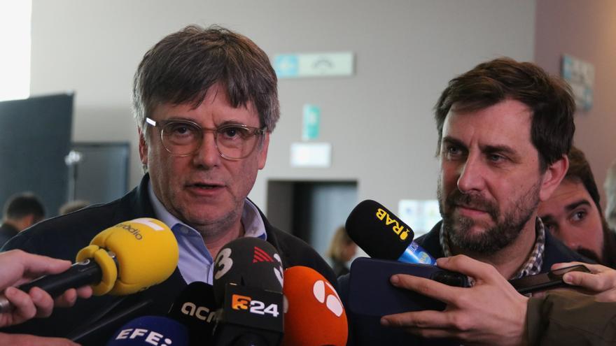 Els eurodiputats de Junts, Carles Puigdemont i Toni Comín, en una atenció als mitjans des del Parlament Europeu a Brussel·les