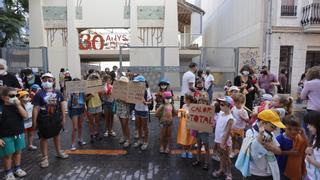 Protesta en bañador porque los niños «se asan» de calor en el patio del colegio