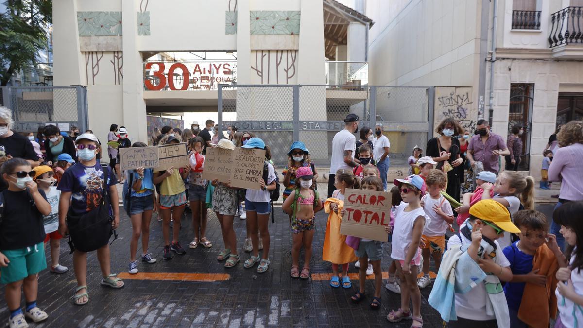Los niños han protagonizado la protesta en traje de baño y con gorras y elementos playeros.