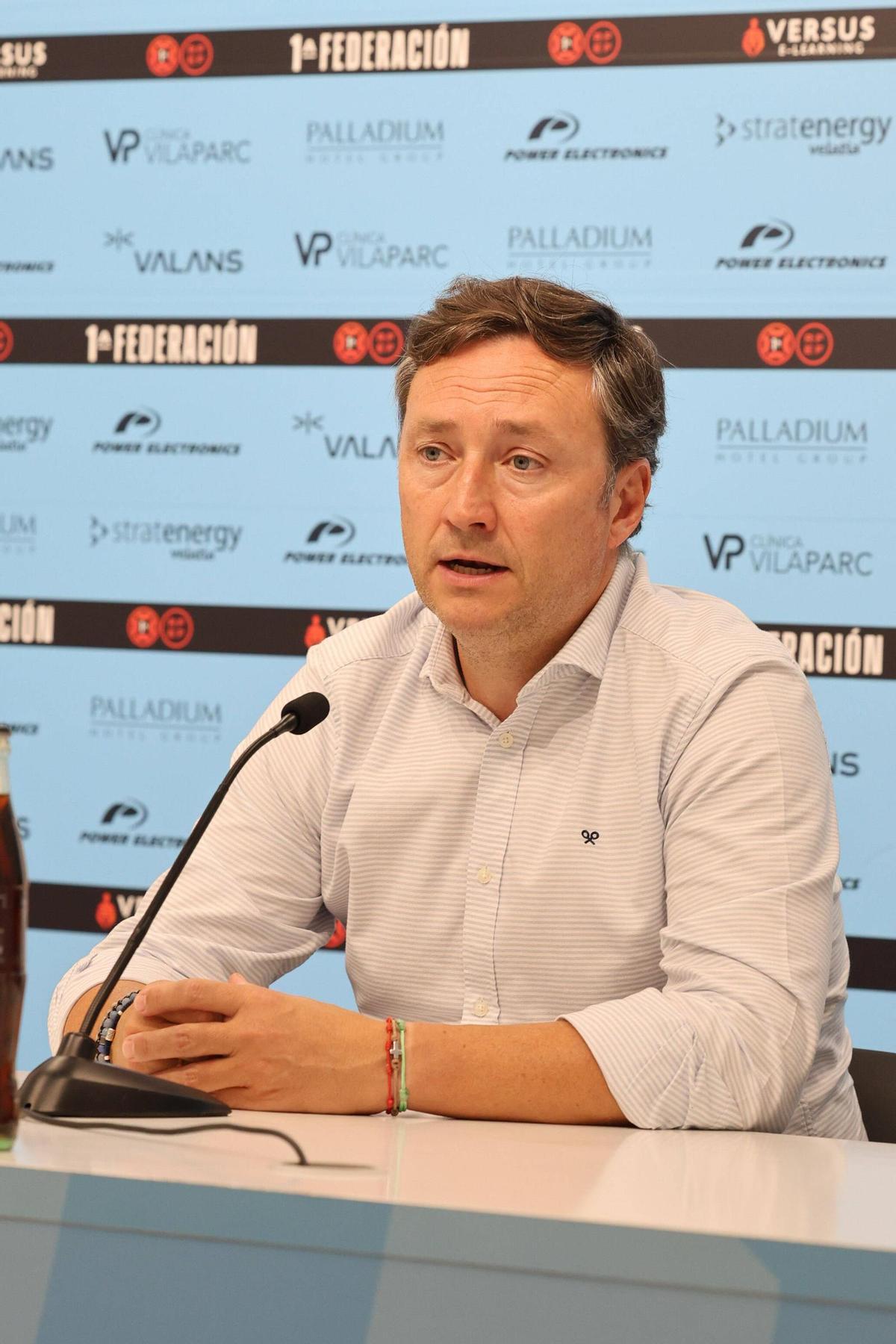 Mira las imágenes de la presentación de Raúl Llona como entrenador de la UD Ibiza