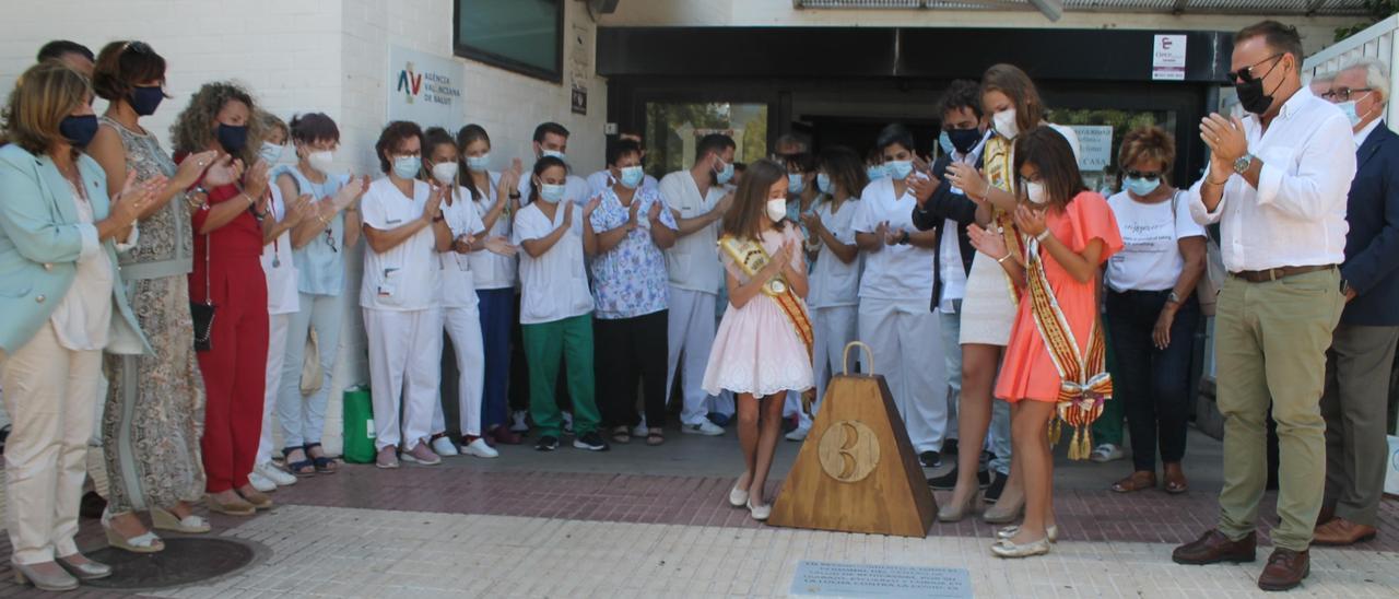 El Ayuntamiento realiza un homenaje público a los sanitarios en el centro de salud de la localidad.