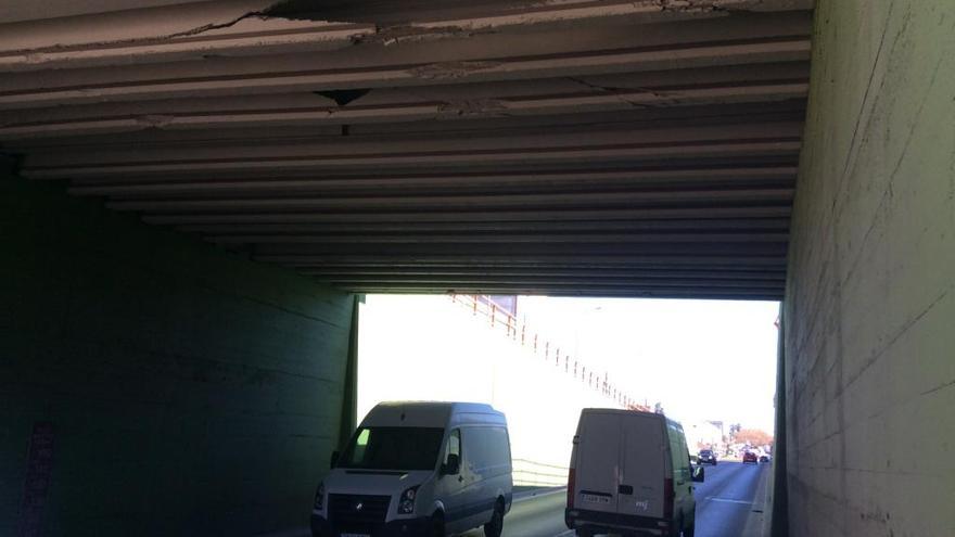 El techo del túnel presenta serios daños causados por un camión hace ocho meses.