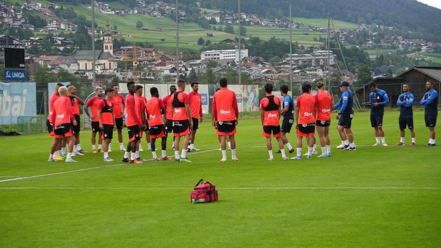 Guten Morgen | Algunos miembros del staff del Real Mallorca comparten cama de matrimonio