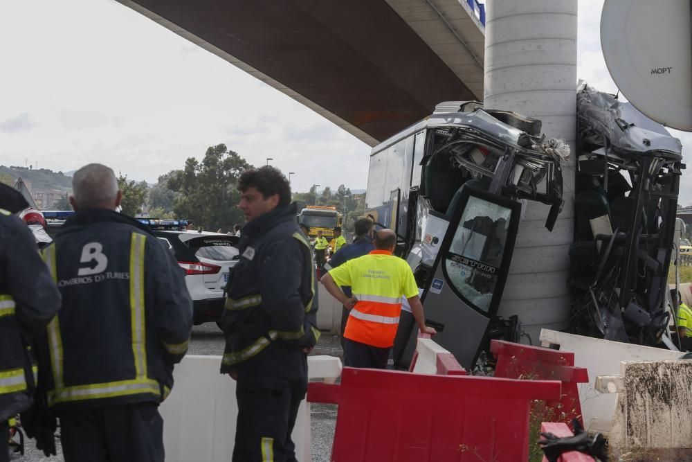 Accidente brutal de autobús en Avilés