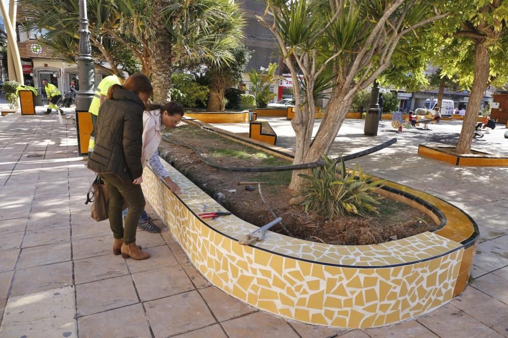 Polémica por la falta de reposición de los tradicionales azulejos que caracterizan desde hace 80 años a la plaza de la Constitución en la reparación de una jardinera en Torrevieja