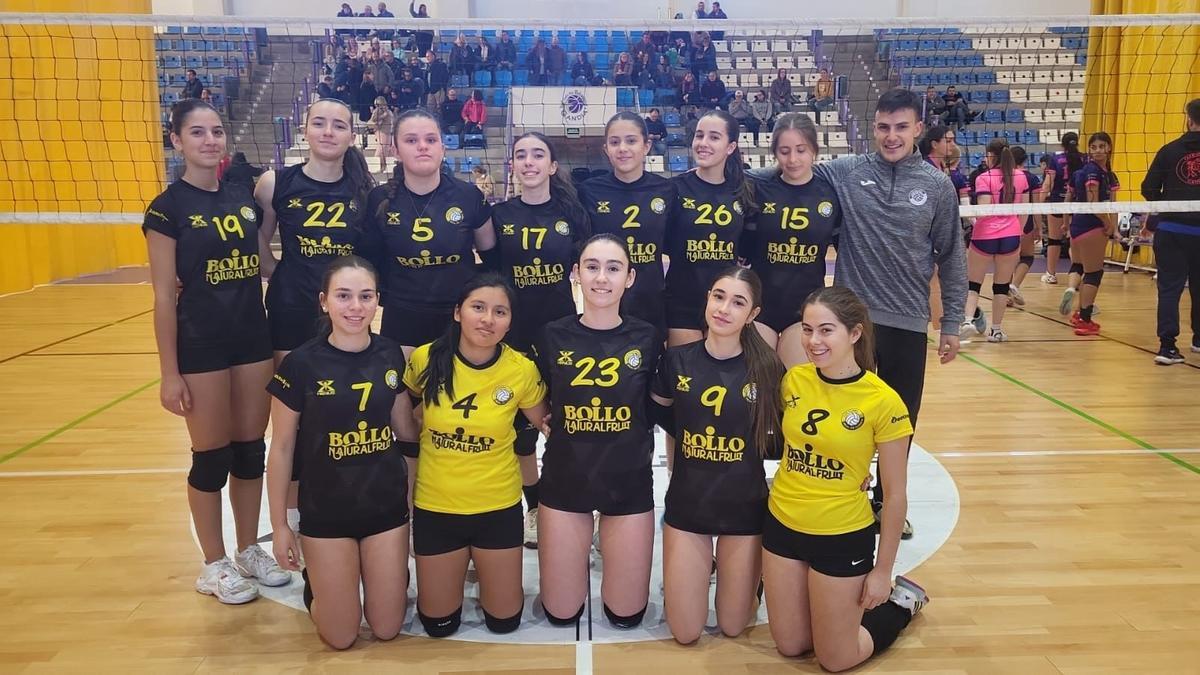 Las cadetes del CV Real y su entrenador en el Pabellón Municipal de Gandia