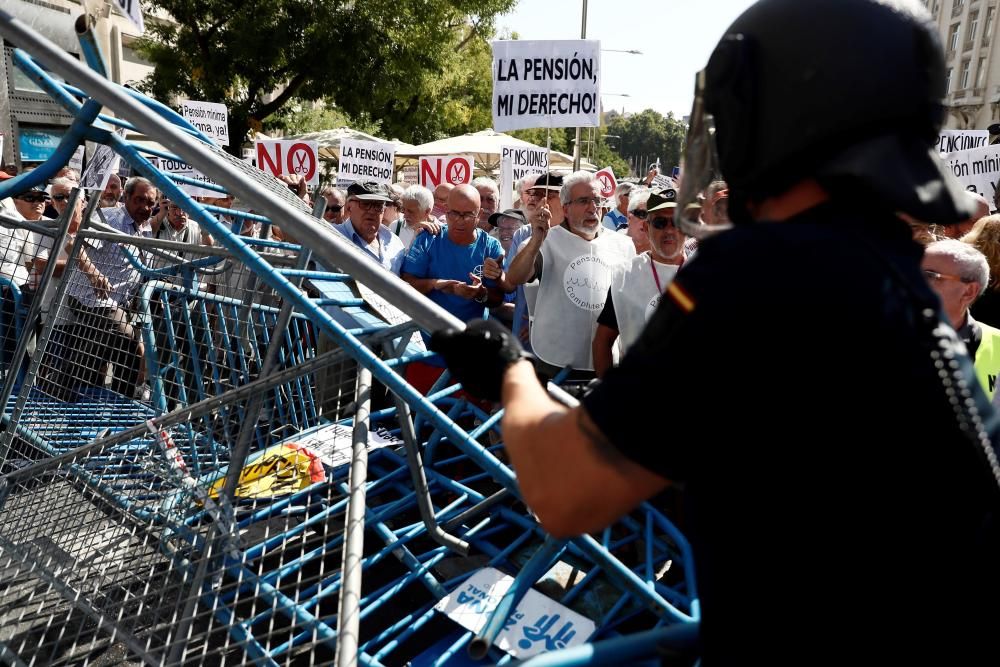 Protesta de los pensionistas delante del Congreso