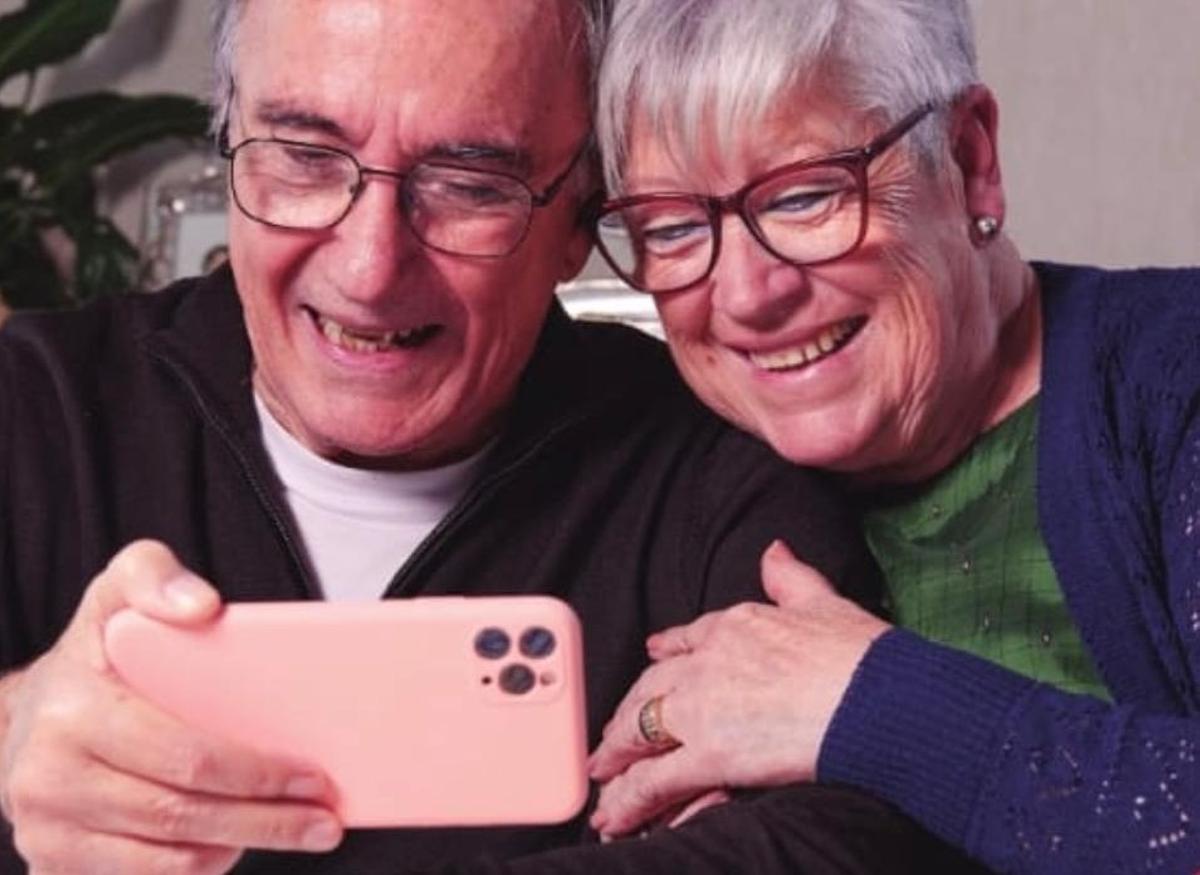 Dos avis miren el telèfon