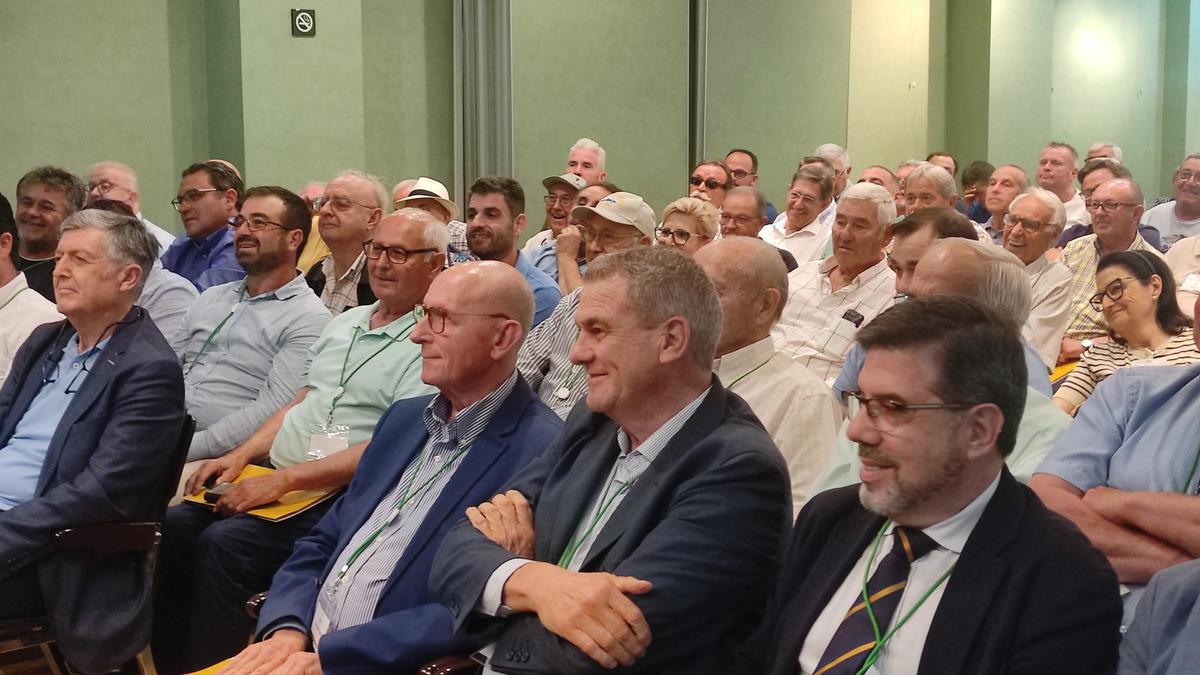 Cristóbal Aguado, en el centro, junto a otros dirigentes de AVA-Asaja, en la asamblea general.