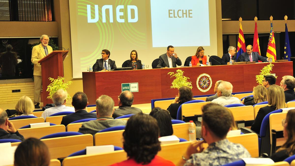 El nieto de Pedro Salinas, Carlos Marichal, durante su clase magistral entorno al poeta este jueves en la apertura del curso en la UNED de Elche