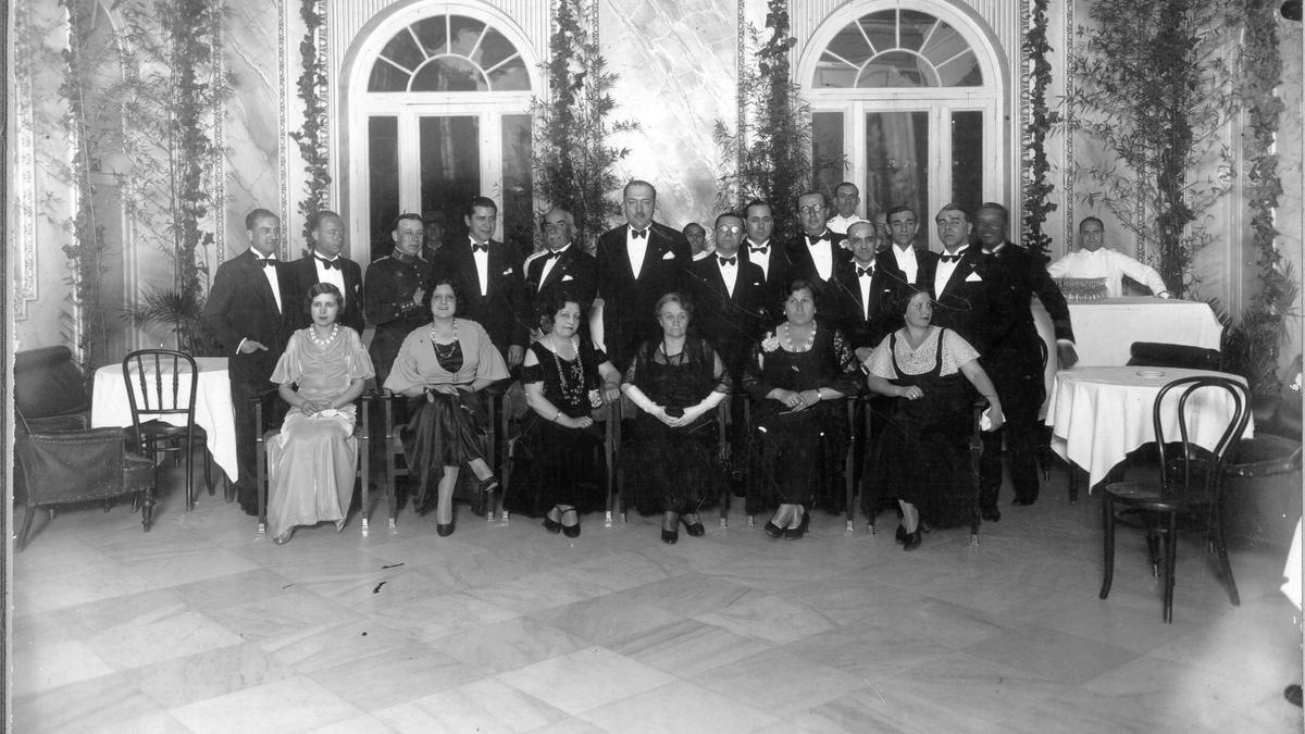 Fiesta benéfica en el Hotel Miramar en 1933. Federico Alva Varela está de pie en el centro y con gafas.