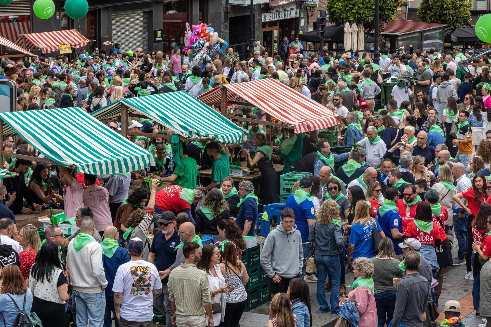 EN IMÁGENES: El buen tiempo y el oviedismo maridan una preba de la sidra multitudinaria en Gascona