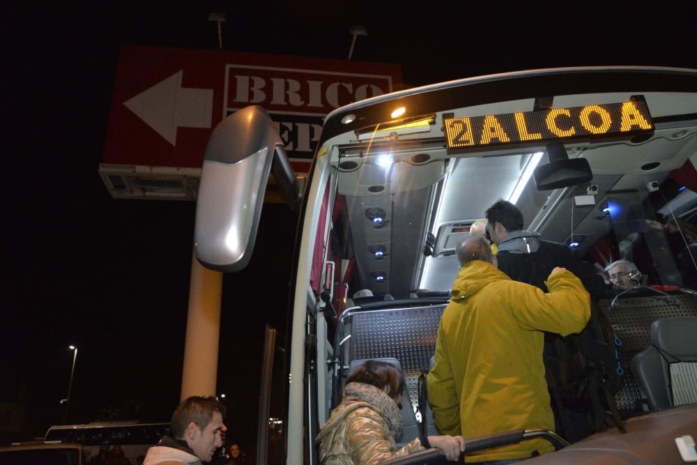 Los trabajadores de Alcoa de Asturias parten hacia Madrid a una manifestación contra el cierre de la fábrica