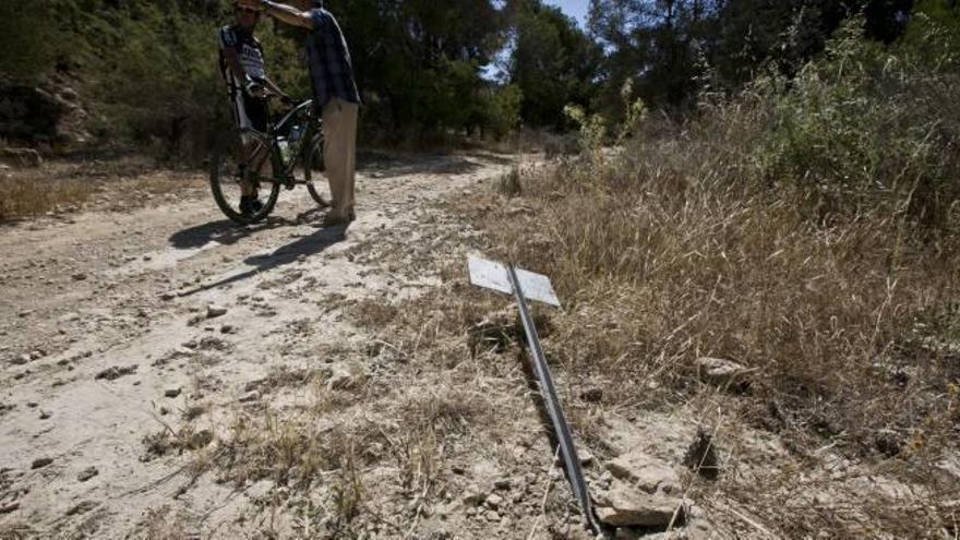 Señales dobladas y arrancadas por la finca