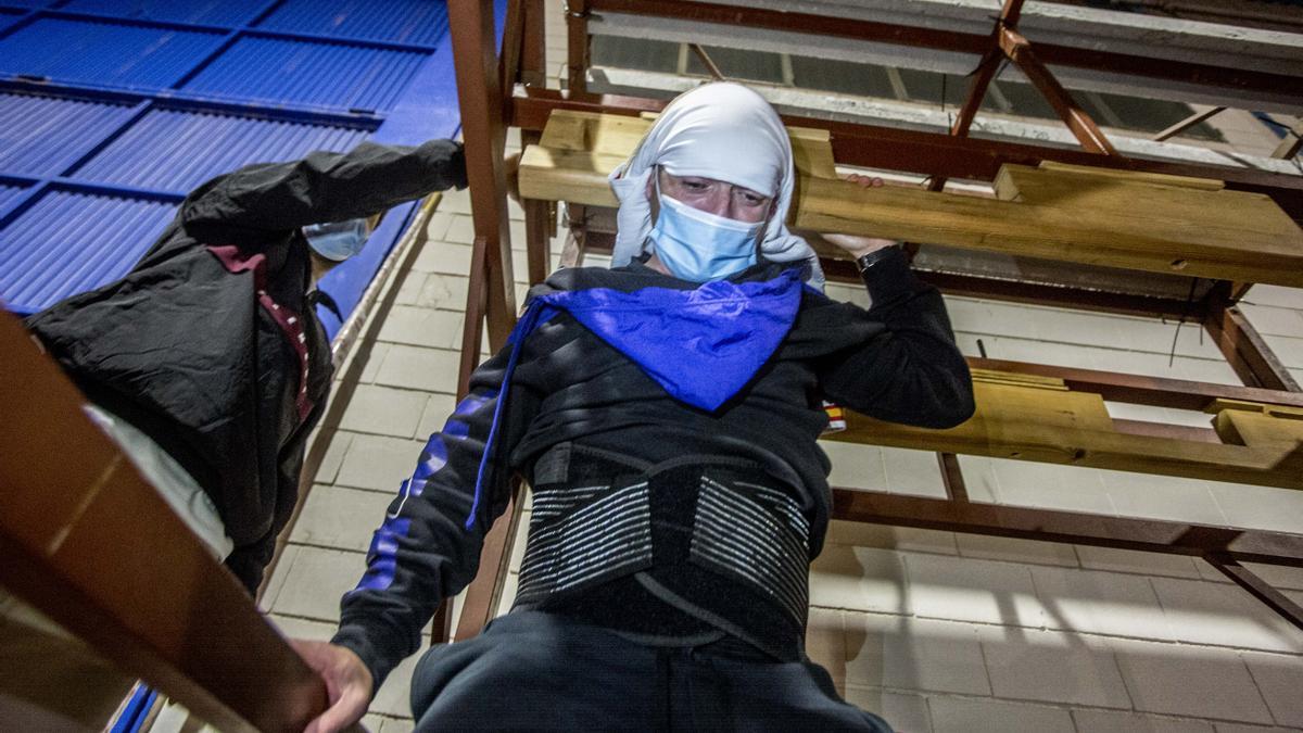 La Hermandad de la Humildad y la Paciencia enseña a sus nuevos costaleros