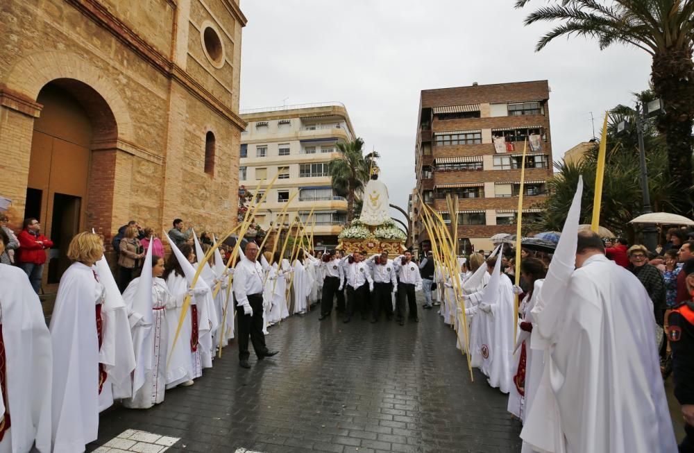 Pese a la fina lluvia que caía a primera hora de la mañana la procesión de Domingo de Resurección pudo celebrar el tradicional Encuentro en las cuatro esquinas