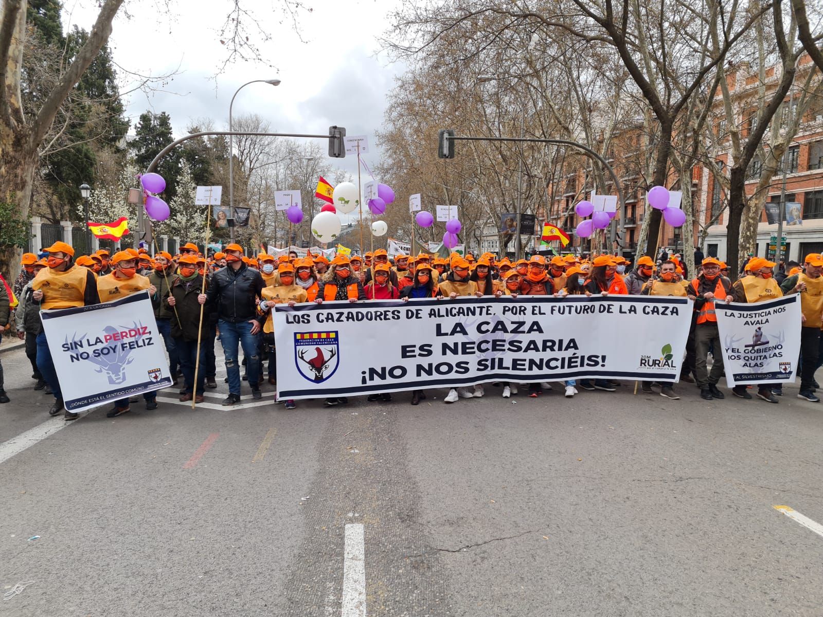 La manifestación también reúne a los cazadores de la Comunidad Valenciana para reivindicar la caza