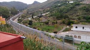 Un migrant supera per primera vegada la tanca de Ceuta amb les noves «pintes invertides»