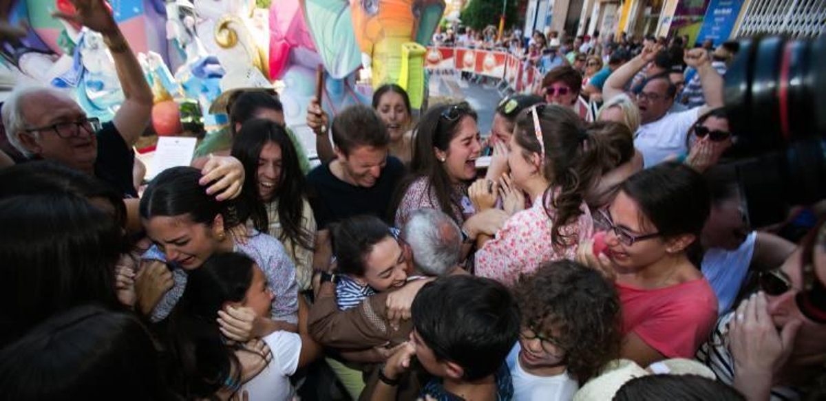 La alegría estalló entre los festeros de Sèneca en cuanto conocieron su triunfo en las Hogueras. Llevan 16 años seguidos plantando en Especial y es su primer premio en esta etapa.