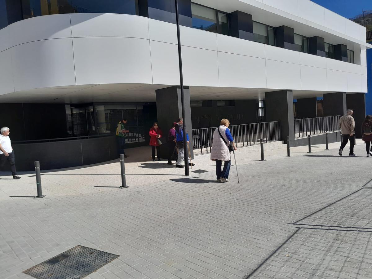 Los accesos al centro de salud de Pola de Lena.