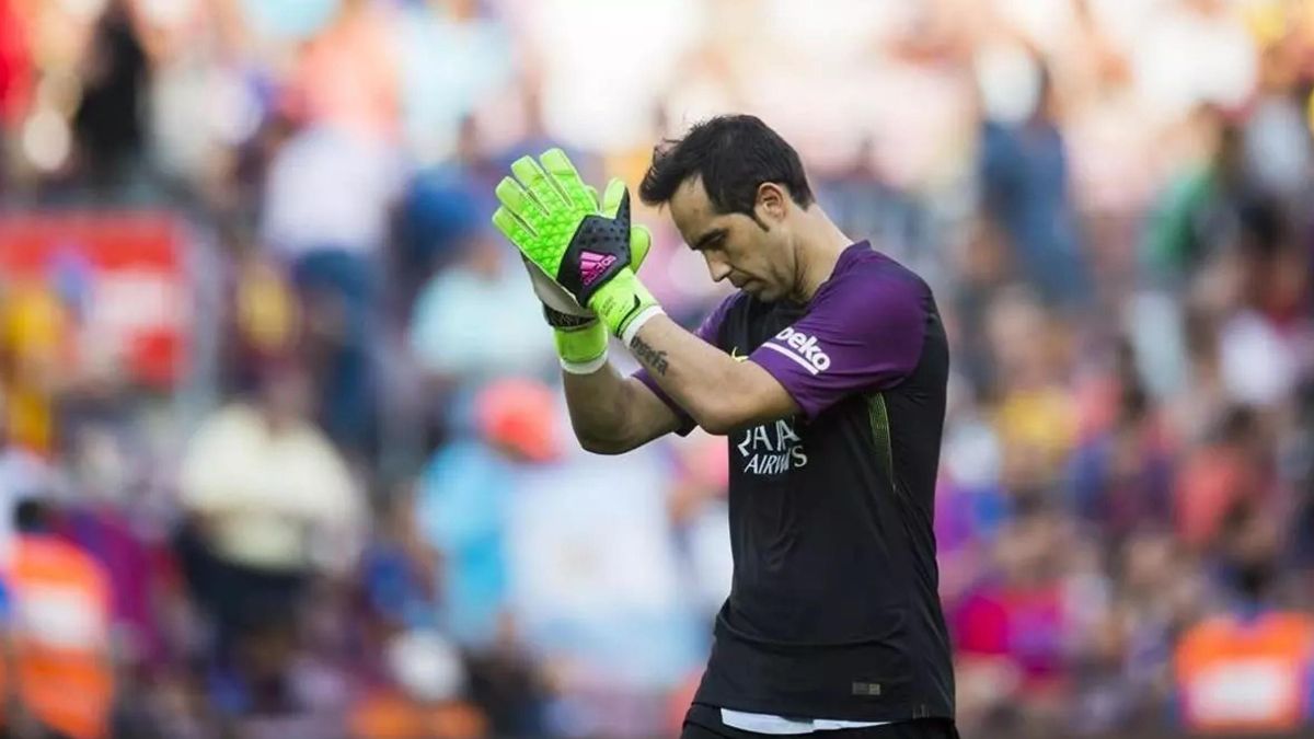 Bravo, en su último partido con el Barça antes de irse al Manchester City.