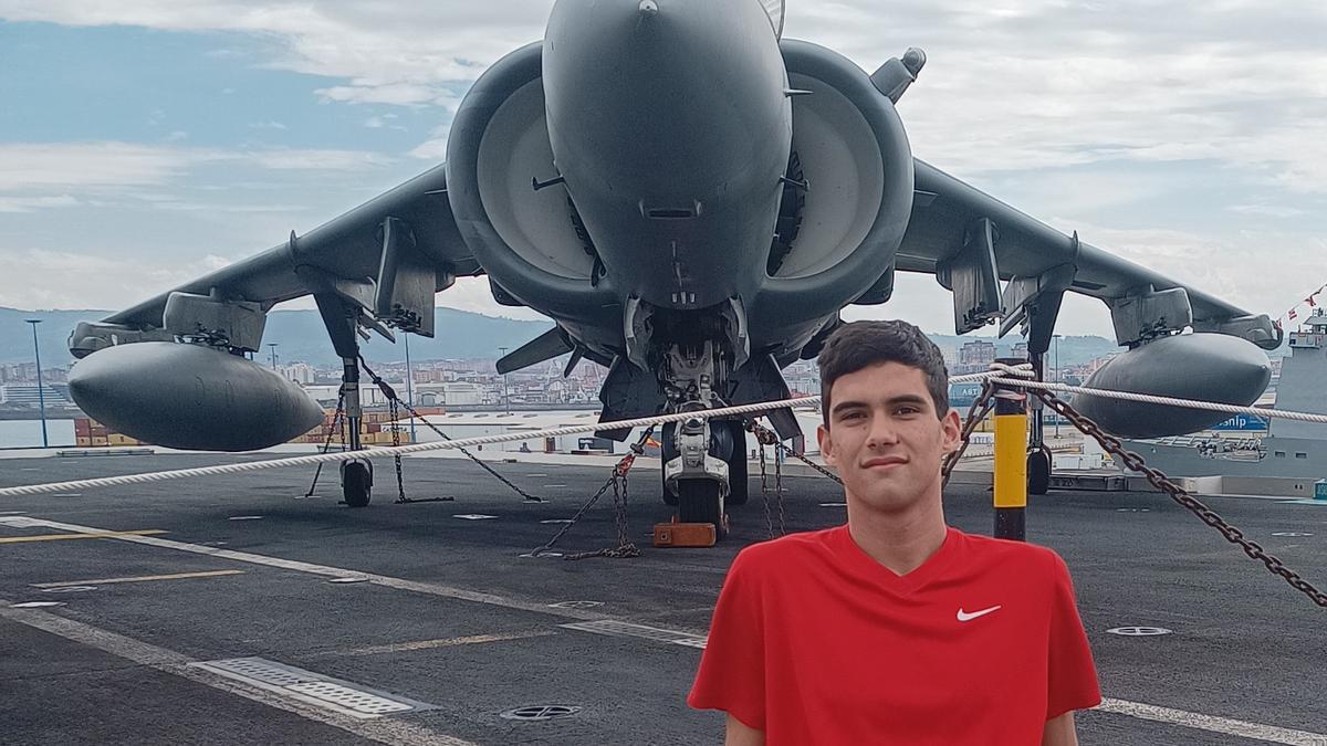 Daniel Álvarez, ante un avión de combate