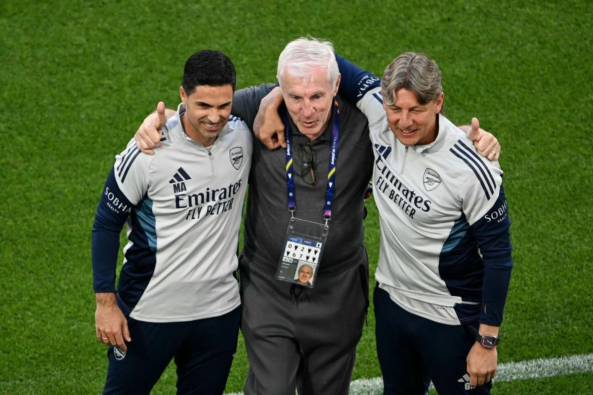 Mikel Arteta, el exentrenador francés Luis Fernández y Gabriel Heinze, segundo entrenador del Arsenal.