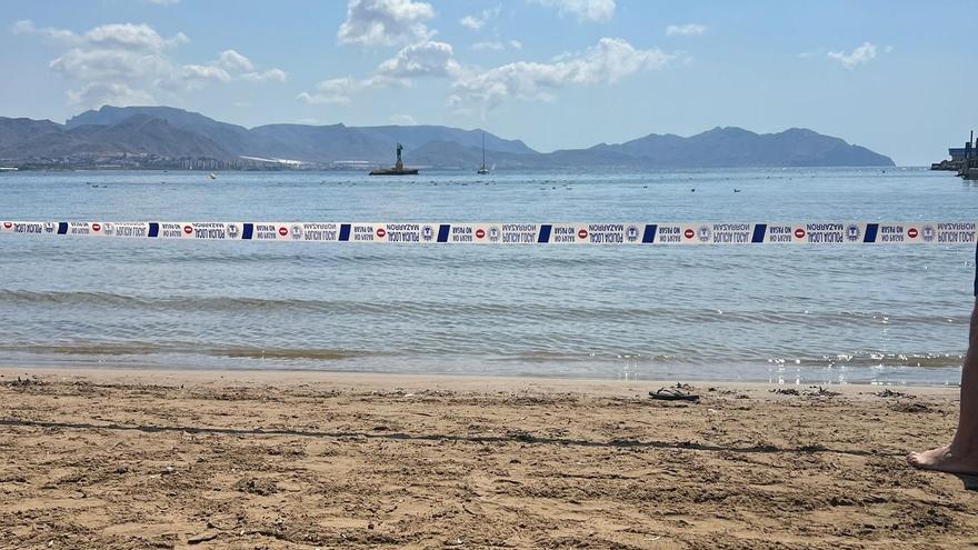 La Playa del Puerto de Mazarrón, acordonada.